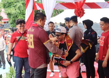 KAPOLDA SULSEL TURUN LANGSUNG DI PAREPARE MENGECEK PENGAMANAN SEPAK BOLA DAN BERBAUR BERSAMA SUPORTER PSM DAN SAMPAIKAN PESAN DAMAI