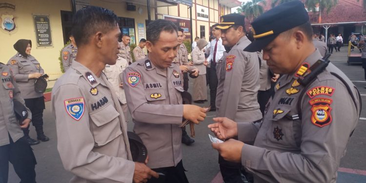 Senin Disiplin, Kapolres Gowa Pimpin Langsung Pemeriksaan Sikap Tampang Personil