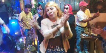 Kemeriahan pesta ultah Hj Ratna dihadiri artis top. Makassar dan crew RCWI