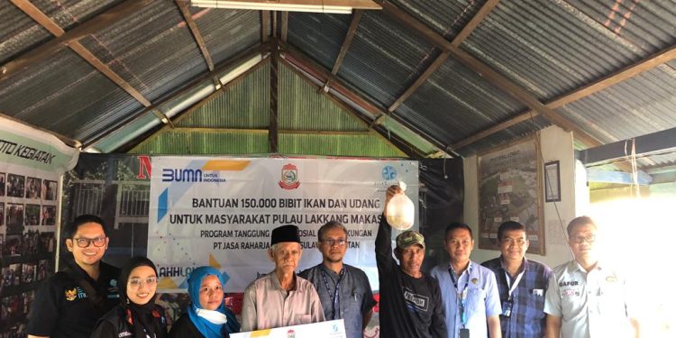 Bentuk Tanggung Jawab Sosial dan Lingkungan, Jasa Raharja Sulsel Berikan Bantuan Bibit Ikan di Pulau Lakkang Makassar