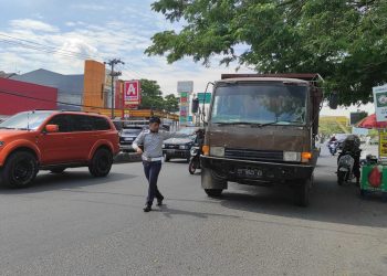 Personil Dinas Perhubungan Kota Makassar terlihat di Batas Kota Makassar – Kabupaten Gowa tepatnya di Jalan Aroepala/Hertasning Baru